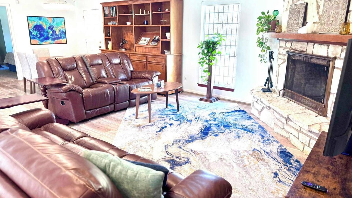 Beaumont House | Lovely Retro 2BR 2.5BA In Quiet Neighborhood