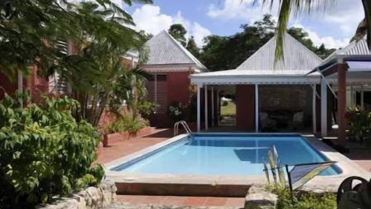 Les Terres Basses Cottage | Lovely, romantic cottage in safe Terres Basses tucked away in private setting.