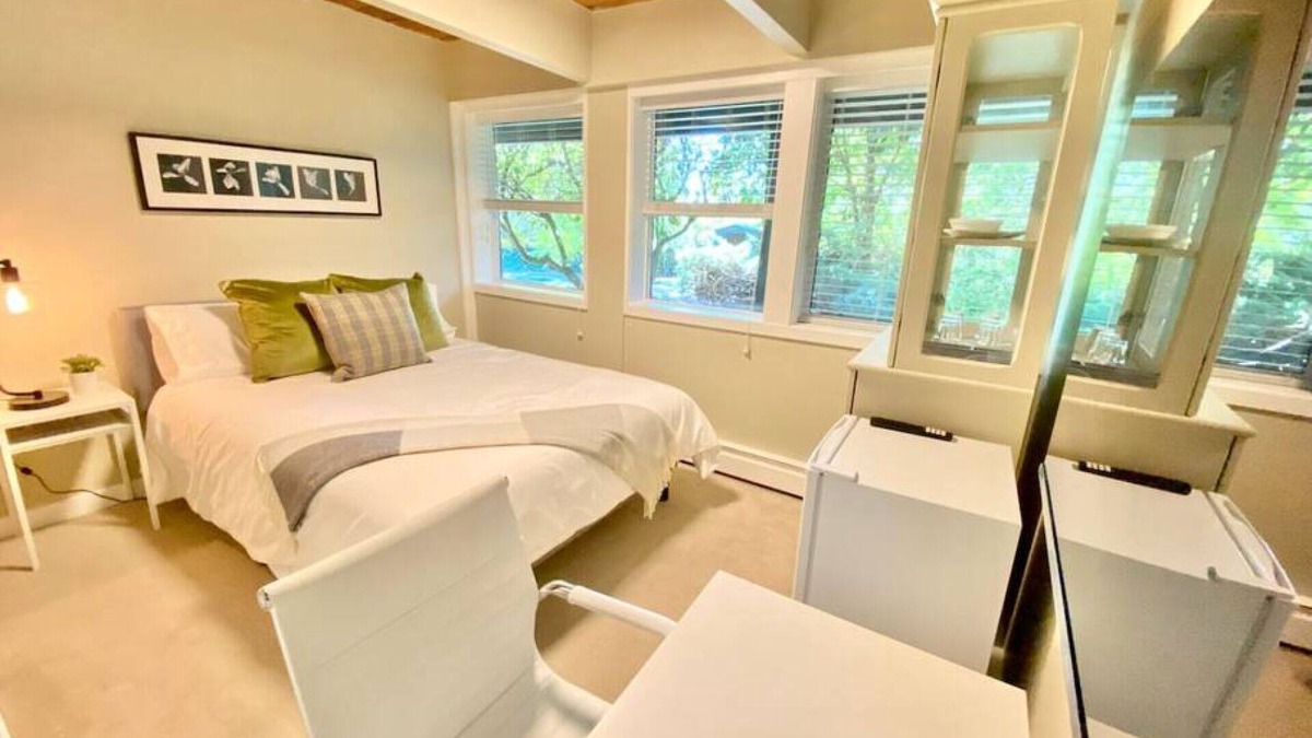Caulfeild House | Lovely room in Cedar Woods!
