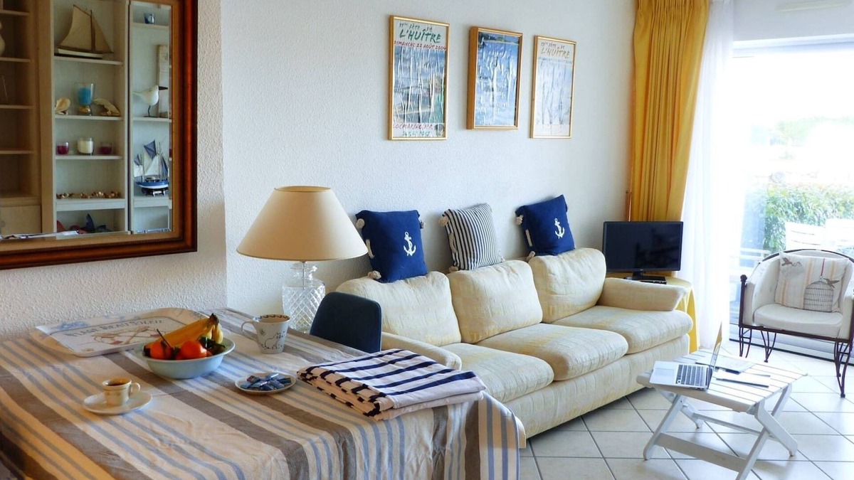 Locmariaquer Apartment | Lovely sea view studio in Locmariaquer