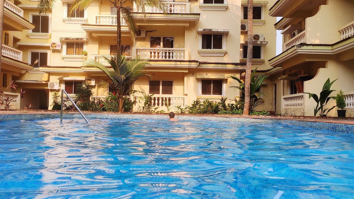 Orlim Apartment | Lovely Seacoast apartment near Varca beach with pool