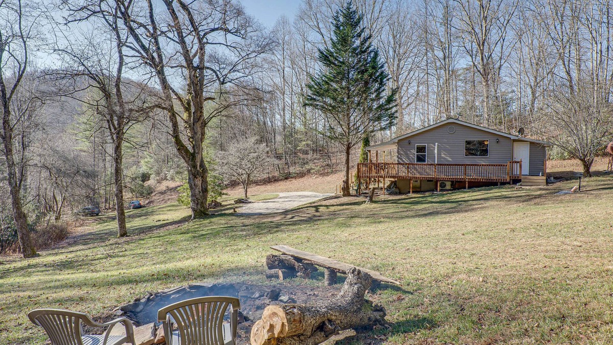 Kyle Cottage | Lovely Smoky Mountain Cottage w/Deck + Views!