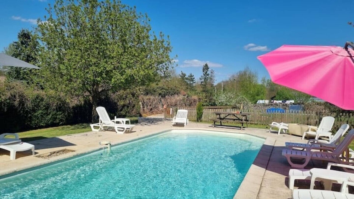 Paizay-le-Tort Cottage | Lovely & Spacious 8-Person Gite with Private Hot Tub & Shared Swimming Pool
