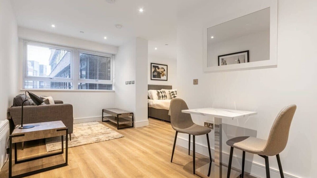 East Grinstead Apartment | Lovely Spacious Studio in East Grinstead