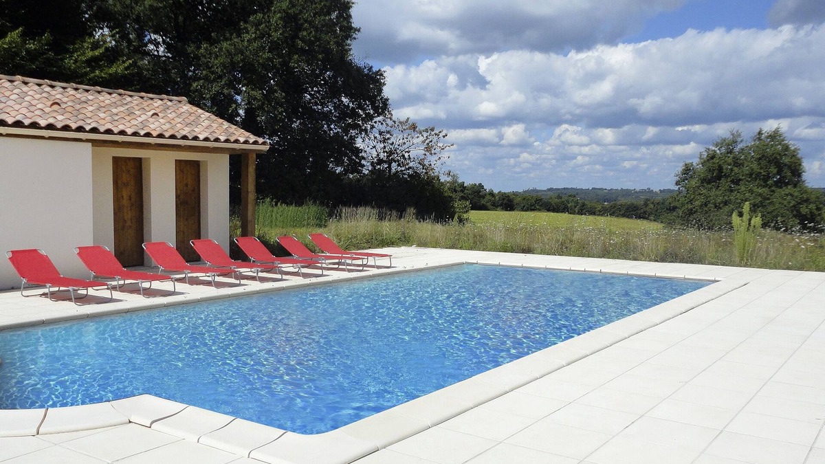 Brossac House | Lovely spacious house, sleeps 14 guests, private saline pool, close to lake