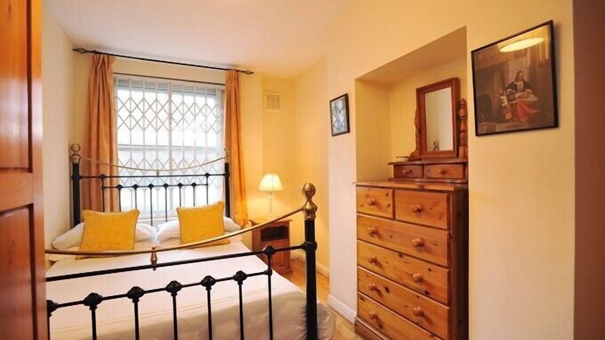Fulham Broadway Apartment | Lovely, spacious two bedroom garden flat in central London. Awarded 4 stars.