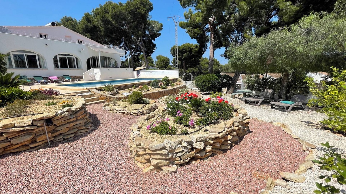 Moravit Villa | Lovely Spanish villa near to town and beach set in flowered gardens