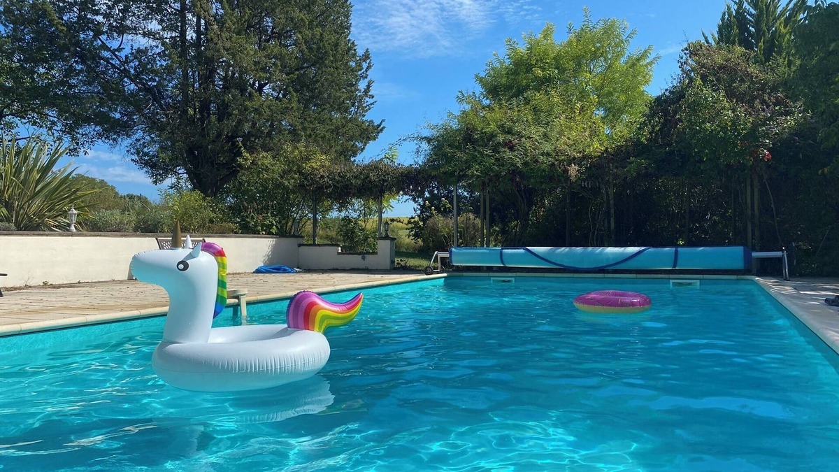 Allemans House | Lovely stone country house on a four-hectare estate with swimming pool & jacuzzi