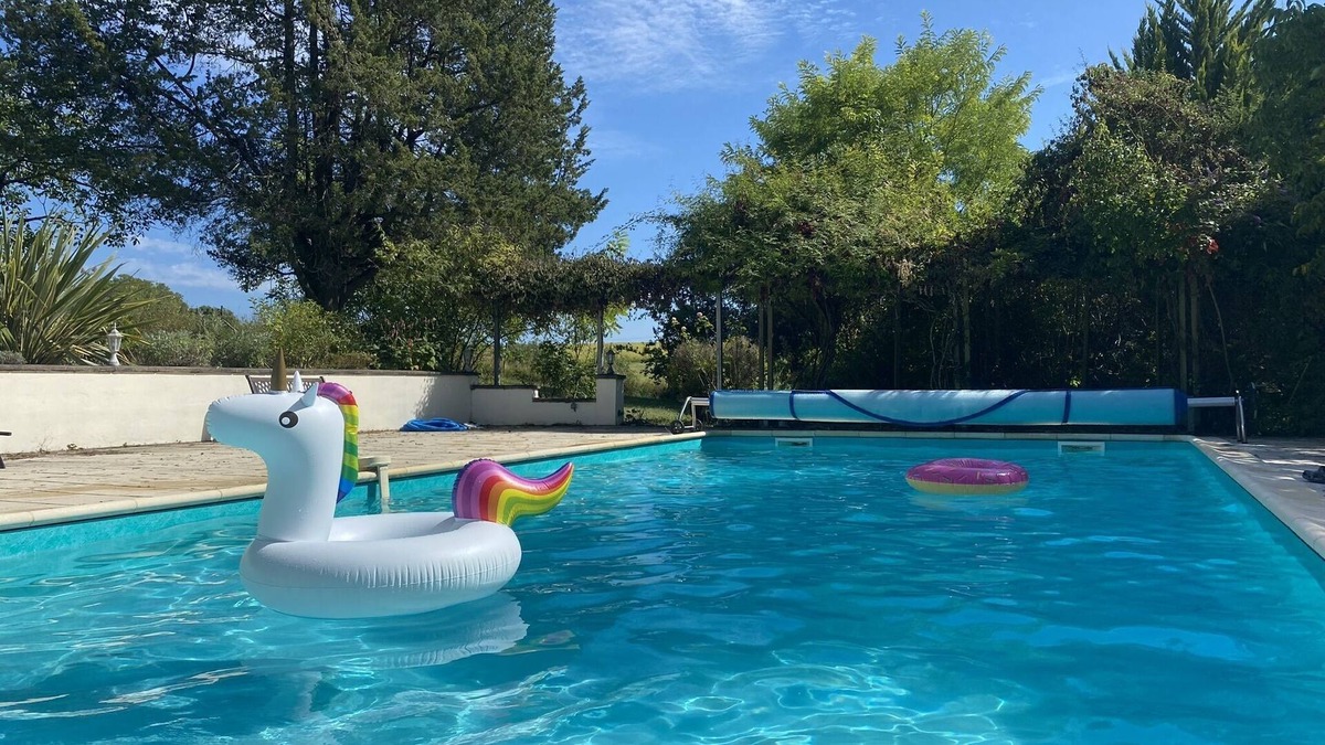 Allemans House | Lovely stone country house + guest house on a 4-ha estate with pool & jacuzzi