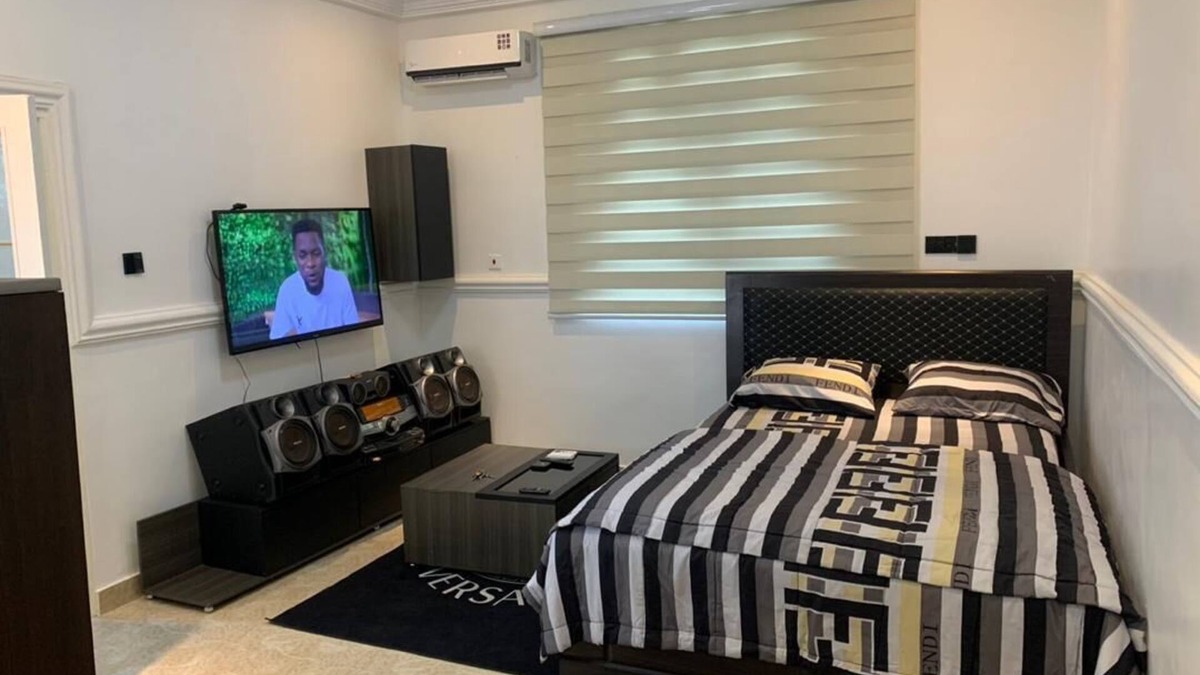Nsawam Apartment | Lovely Studio Apartment Unit With Hot Bath Tub and Kitchen