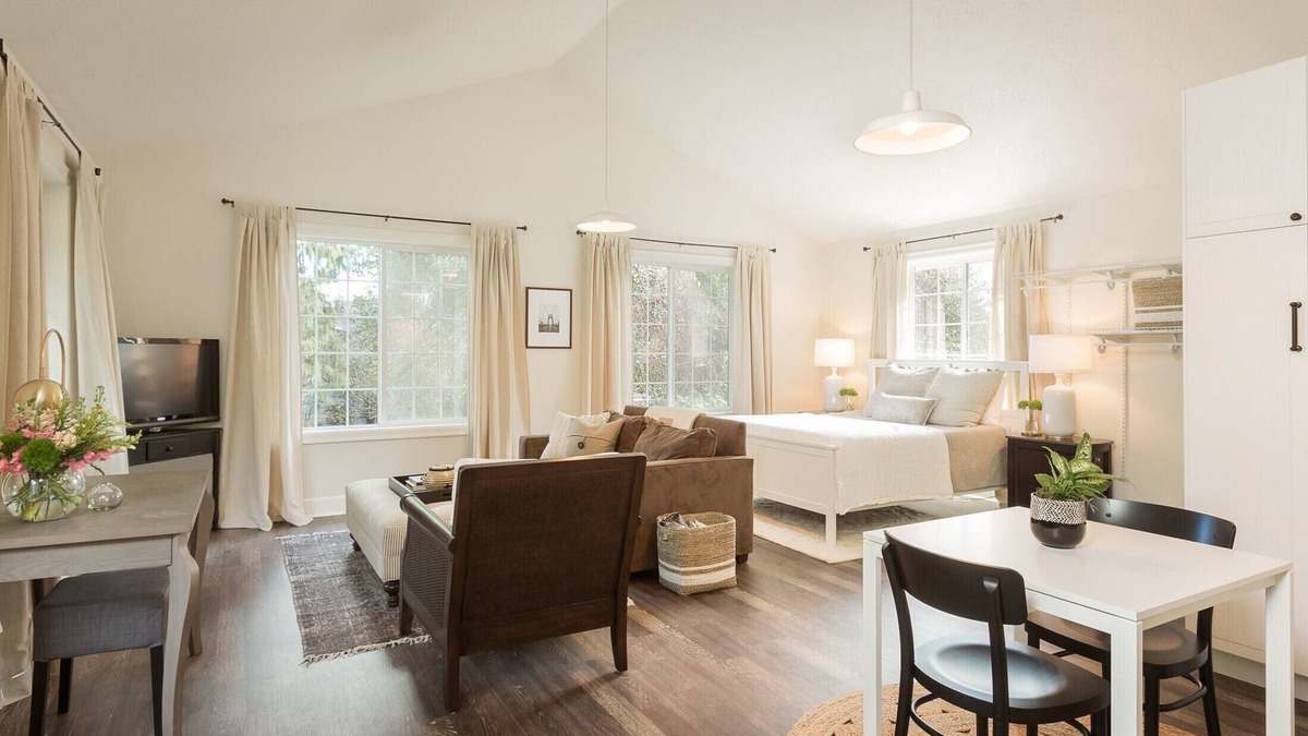 Lake Oswego House | Lovely Studio/Guesthouse in Lake Oswego