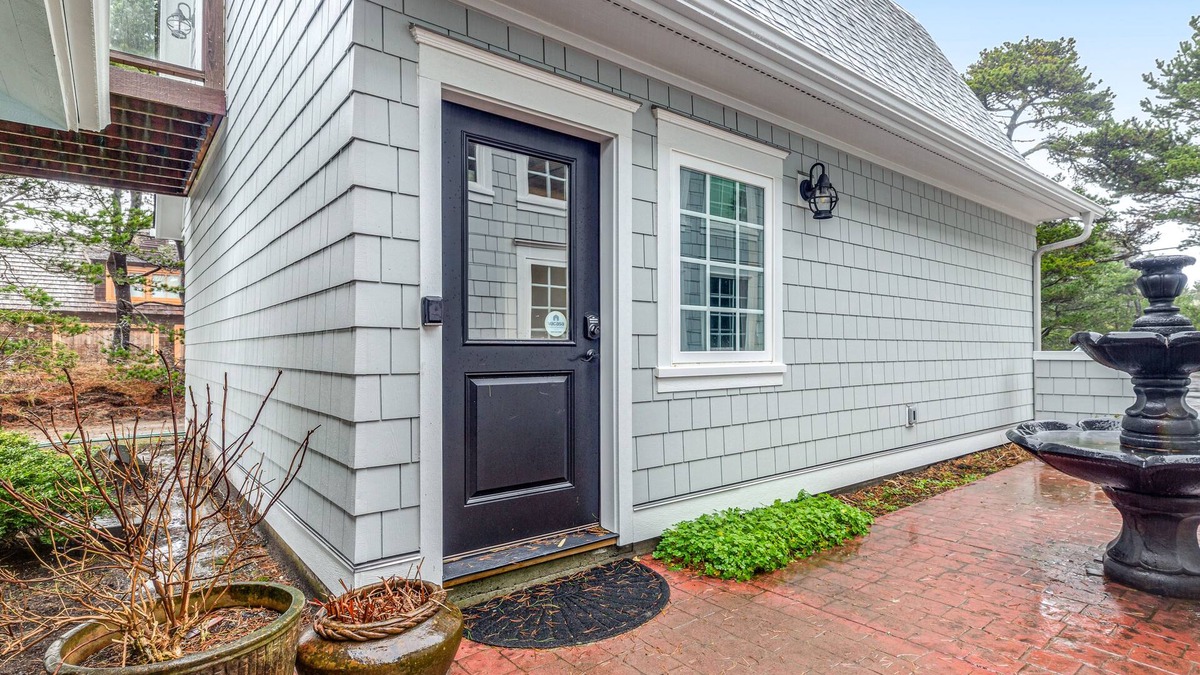 Surf Pines Apartment | Lovely studio guesthouse with ocean views, outdoor deck & washer/dryer