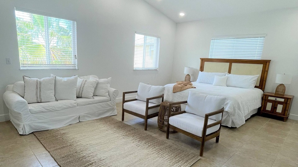 Alice Town Condo | Lovely Studio steps from the beach. Optional golf car rent