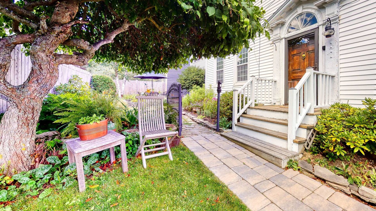 Wiscasset Apartment | Lovely studio w/full kitchen/free WiFi- next to river/antique shops/restaurants