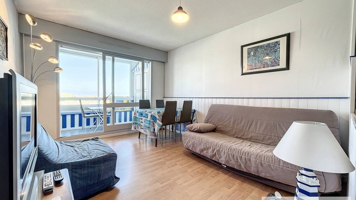 Courseulles-sur-Mer Apartment | Lovely T2 facing Juno Beach with private parking