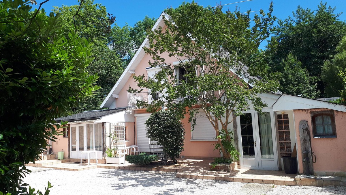 Odos Apartment | Lovely T3 in the greenery with terrace and pkg, 5 minutes from Tarbes center