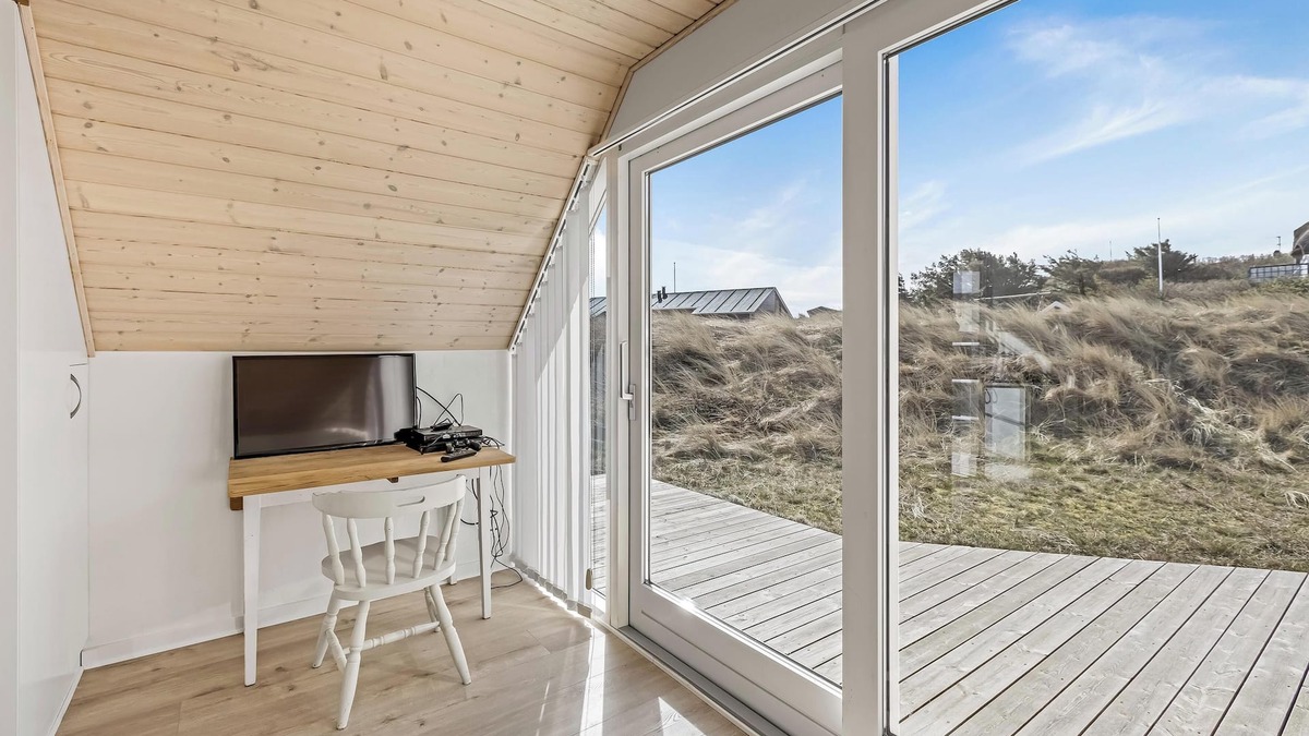 Sondervig Cottage | Lovely thatched holiday home with a large annex - 1029
