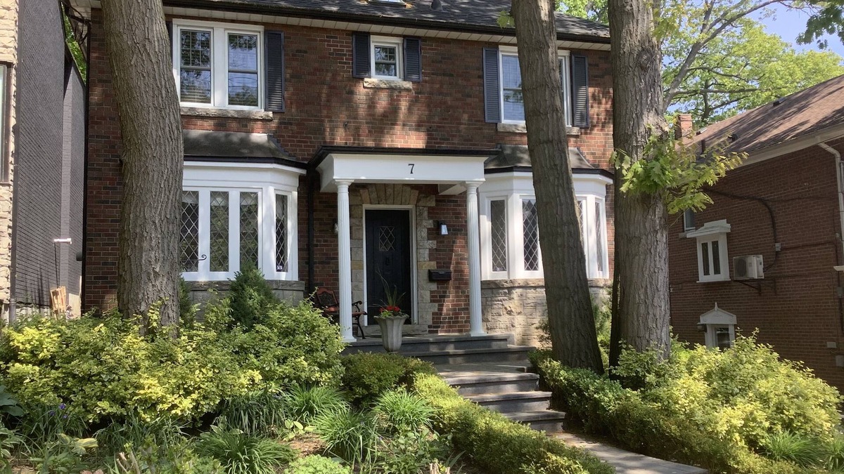 Birch Cliff House | Lovely Toronto Home in Trendy Beaches Area of Toronto
