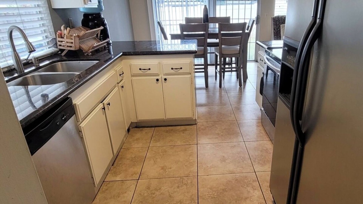 Bay Terraces Bed & Breakfast | Lovely townhome with a relaxing room