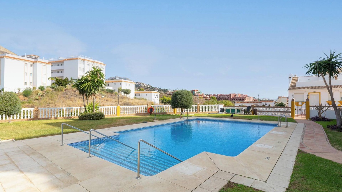 La Capellania House | "Lovely Townhouse Fuengirola" close to the Sea with Terrace & Shared Pool