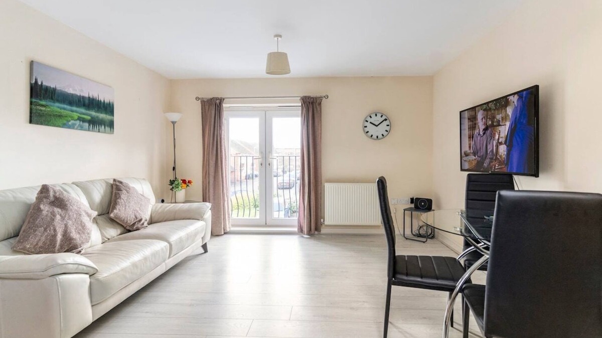 Tipton House | Lovely Two Bed detached house with Parking