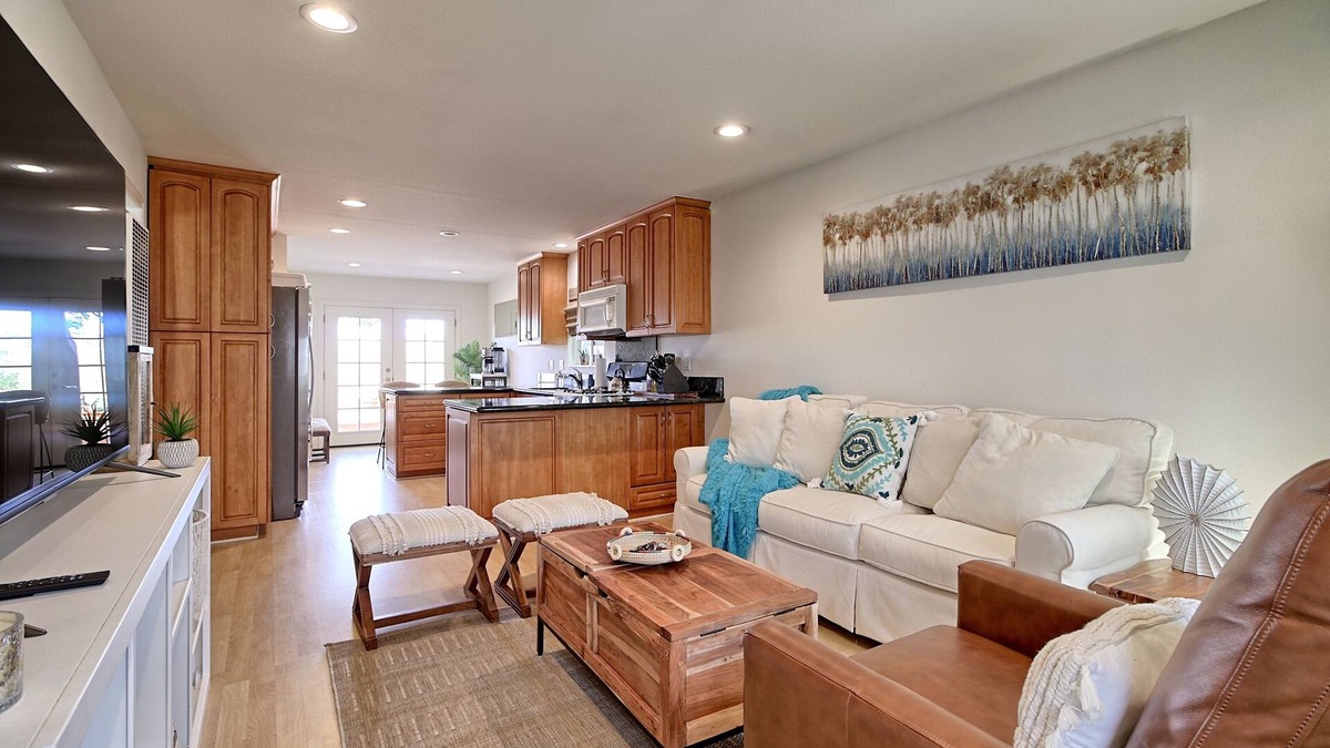 Oxnard Shores House | Lovely vacation home - 10-min walk to the beach!
