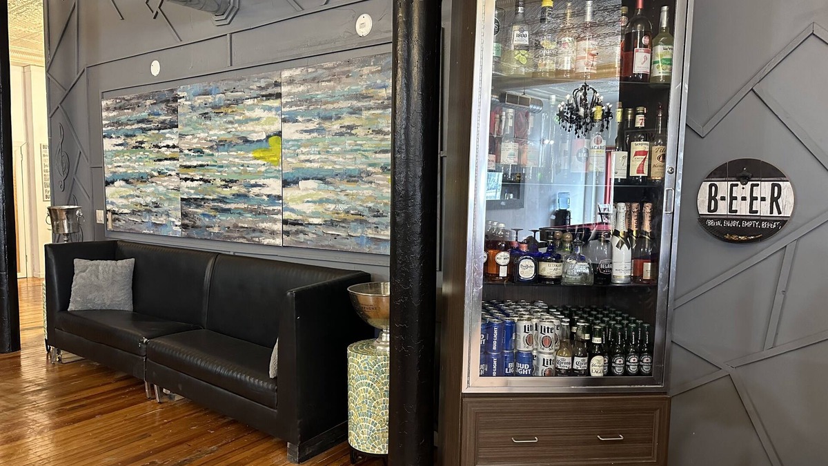 Finesville House | Lovely Very spacious loft Event spaces minutes from downtown easton.