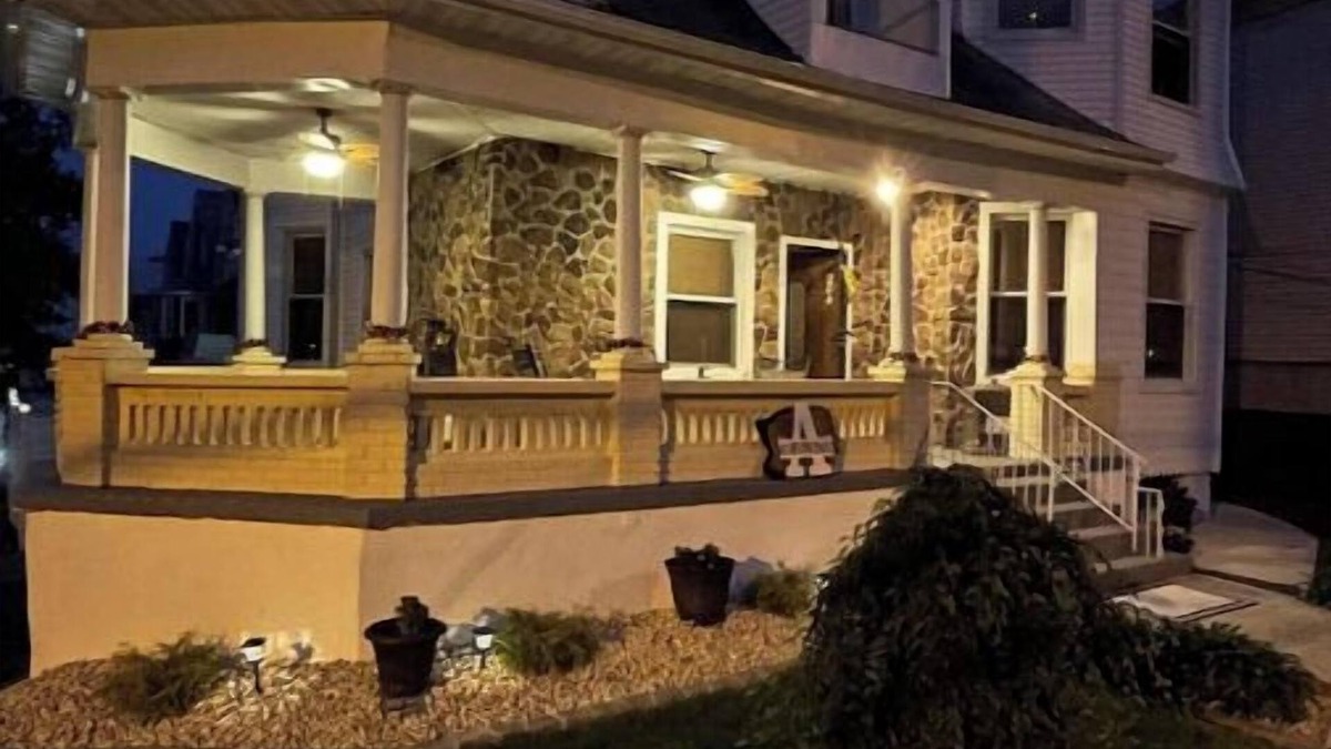 Jersey City Apartment | Lovely Victorian Home. Spacious 2 bedroom w/Parking. Bed & Breakfast Type Space