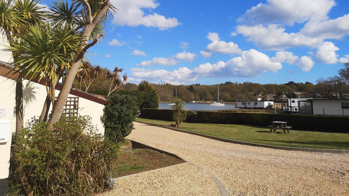 Ryde Villa | Lovely villa in picturesque waterside location