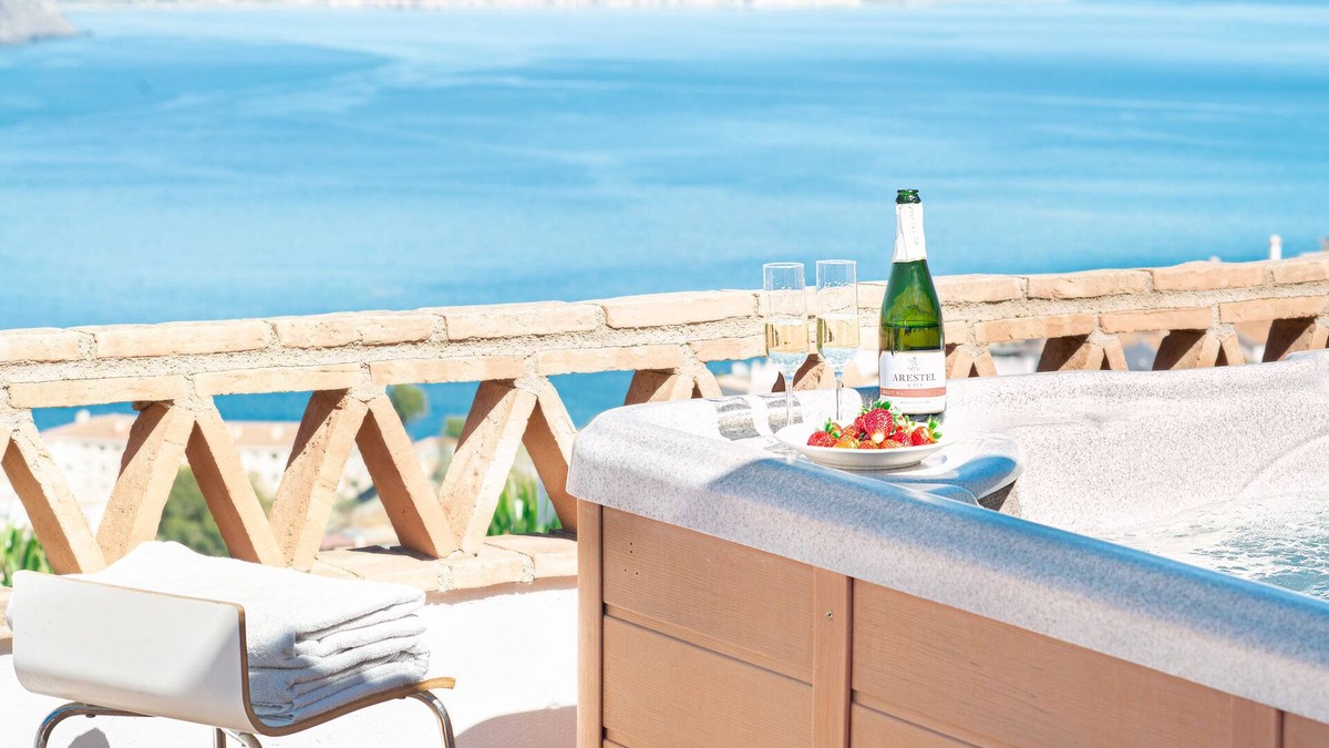 Velilla-Taramay Villa | Lovely villa with jacuzzi and heated pool
