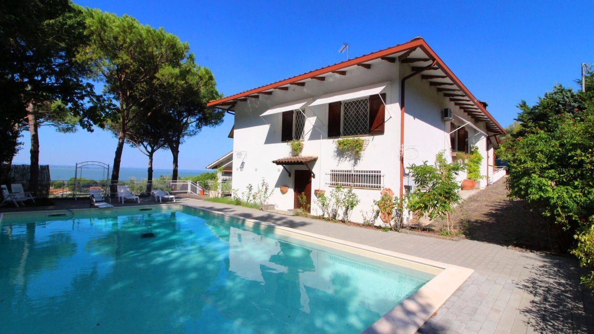 San Feliciano Villa | Lovely villa with pool overlooking Lake Trasimeno just outside the village of San Feliciano. Perfect