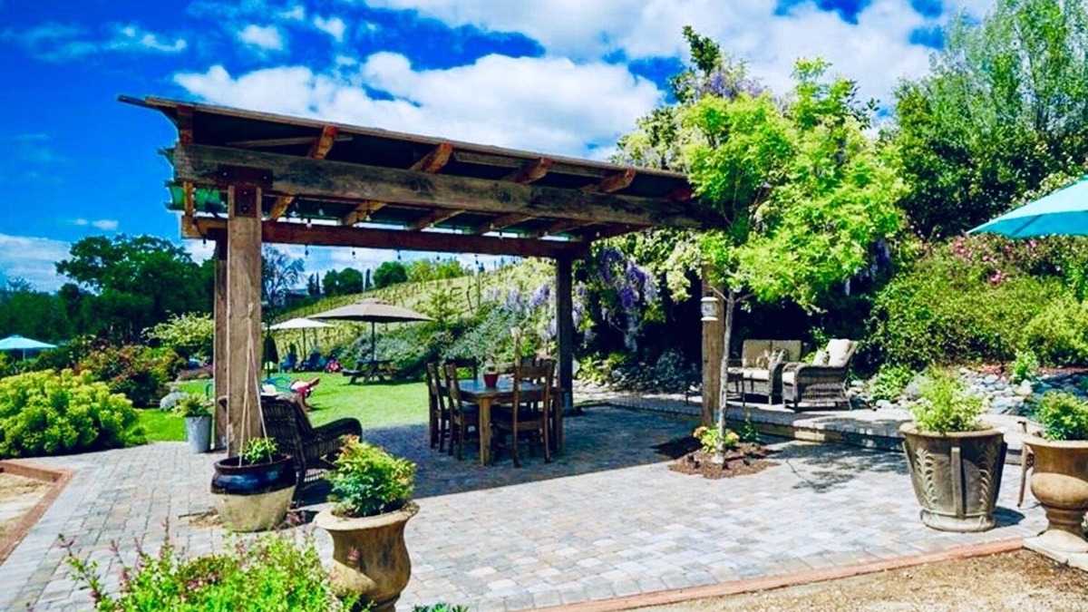 Ukiah House | Lovely Vineyard Retreat.