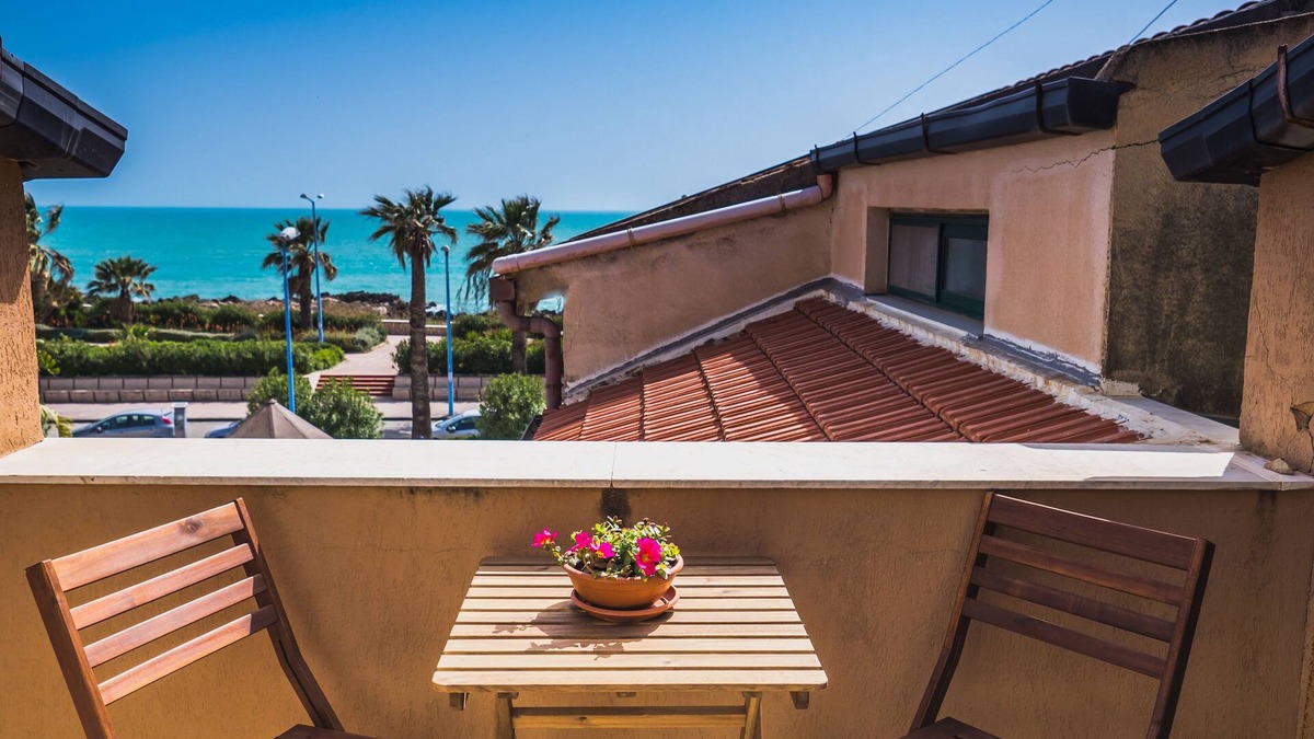 Agrigento House | Lovely waterfront apartment with a wonderful sea view