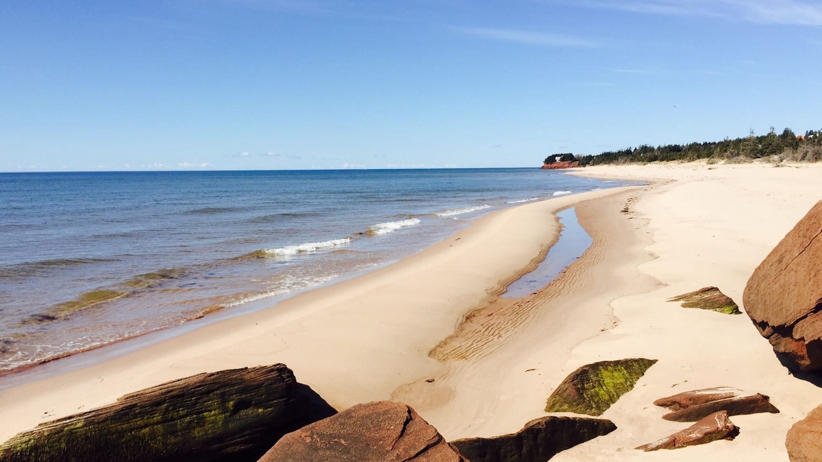 Souris Cottage | Lovely waterfront cottage on private white sand beach