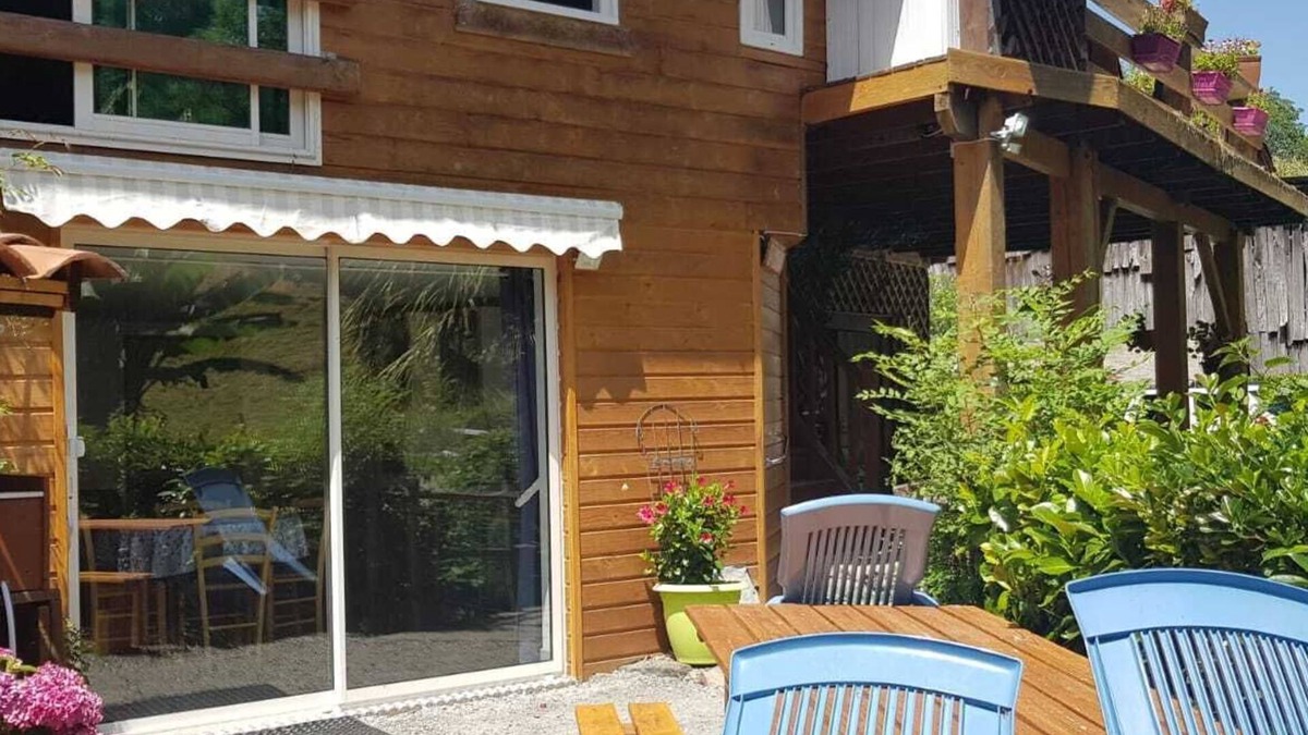 Chein-Dessus Apartment | Lovely waterfront apartment