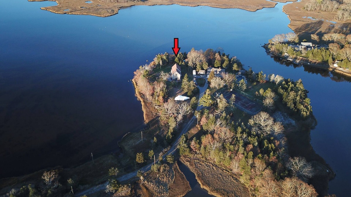 South Dartmouth House | Lovely waterfront home located on Little River Estuary