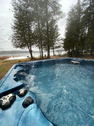Head Lake House | Lovely waterfront private cottage with hot tub in Kawartha Lakes