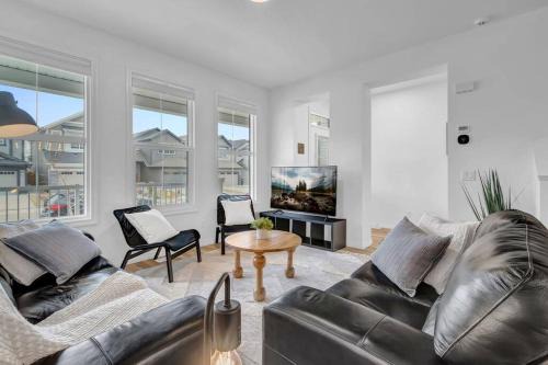 Southwest Edmonton House | LovelyHome-Foosball-NearAirport-5 Queen Beds -Air conditioning