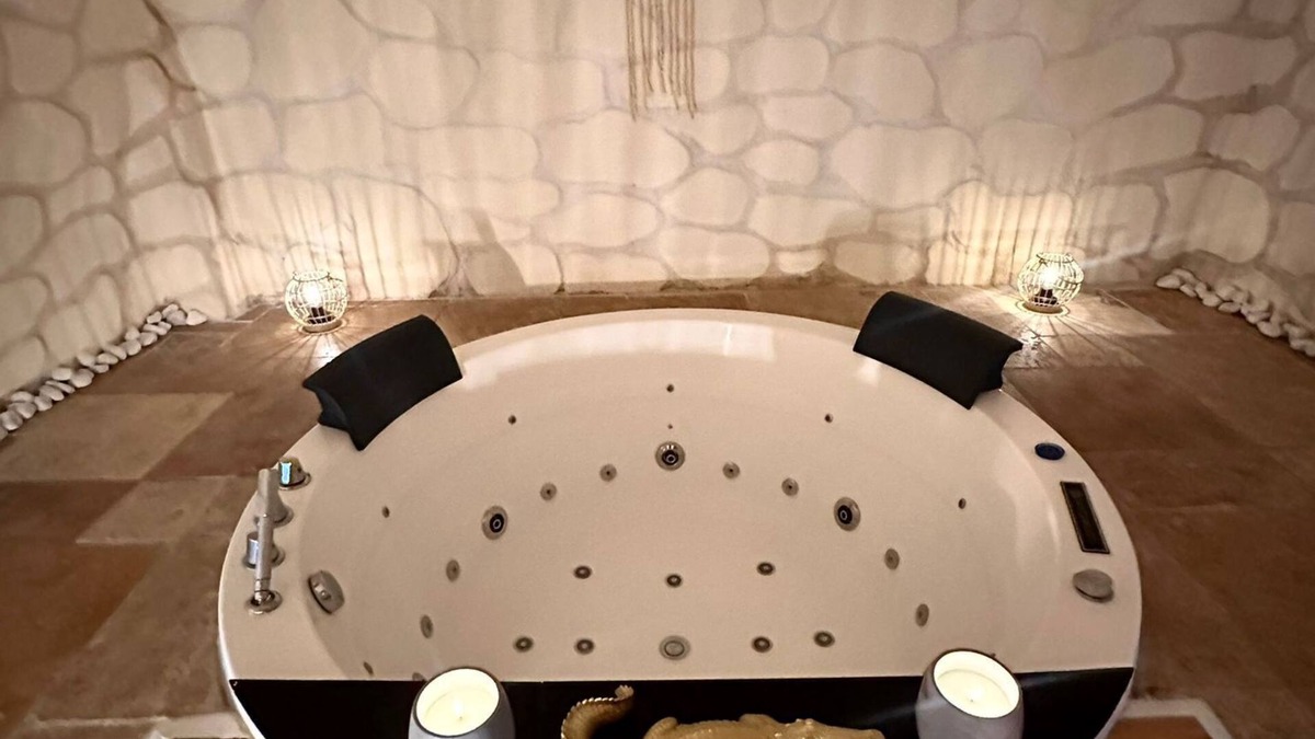 Tournon-sur-Rhone Apartment | loveroom&spa