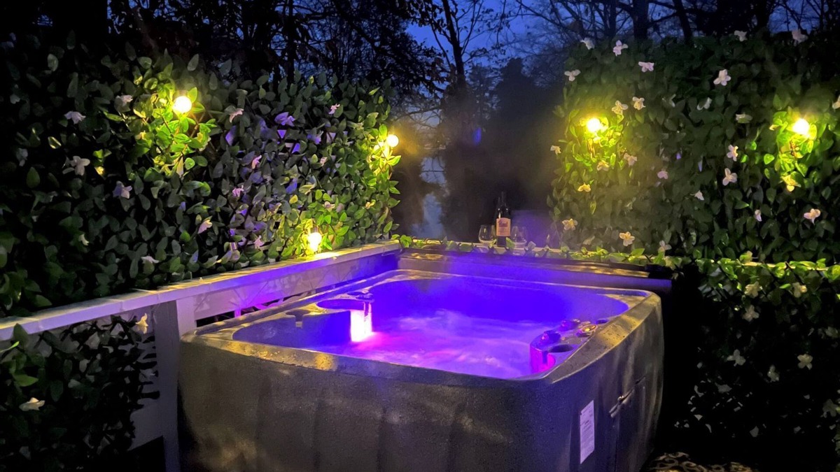 Colonial Beach House | Lovers' Lake View Oasis . Hot Tub, Wineries, Beach