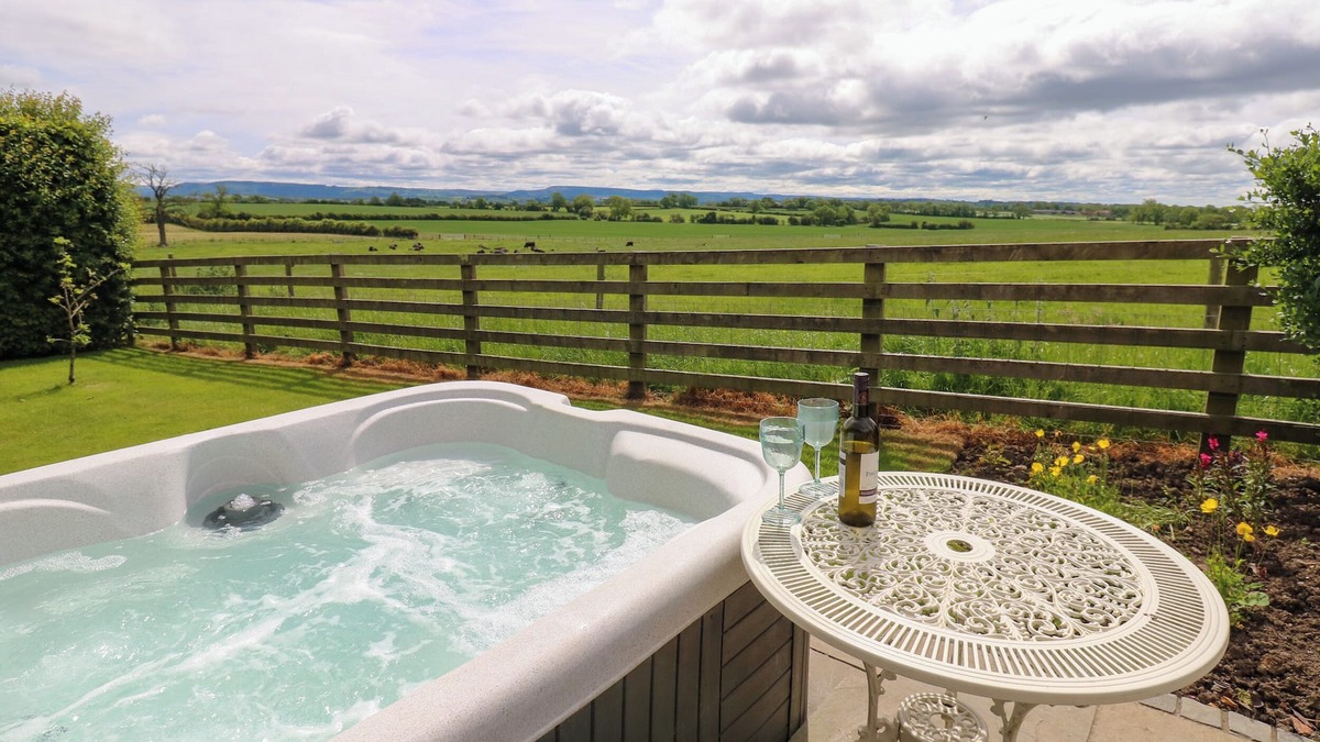 Northallerton Cottage | LOVESOME COTTAGE, pet friendly, with hot tub in Northallerton