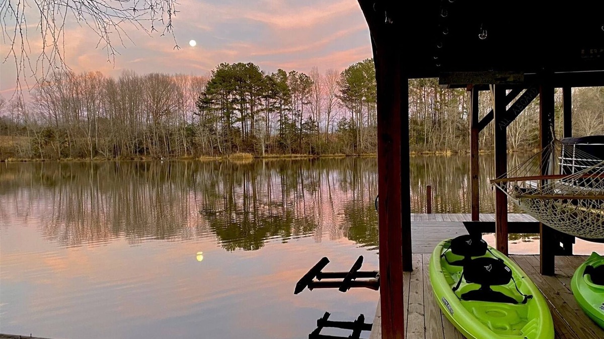 Bracey House | Lovin` Lake Life! Waterfont Views | Pet Friendly