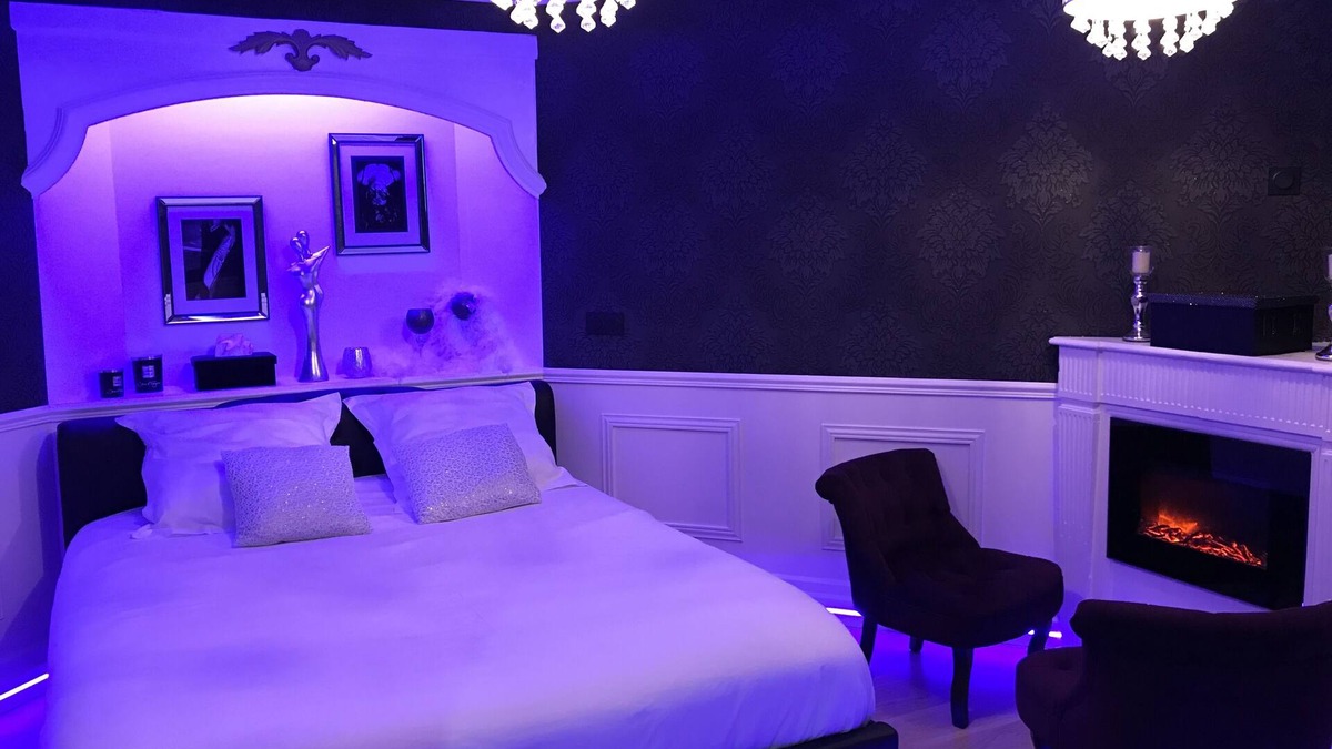 Lannion Apartment | Lovin'Room Romantic Suite with private Jacuzzi