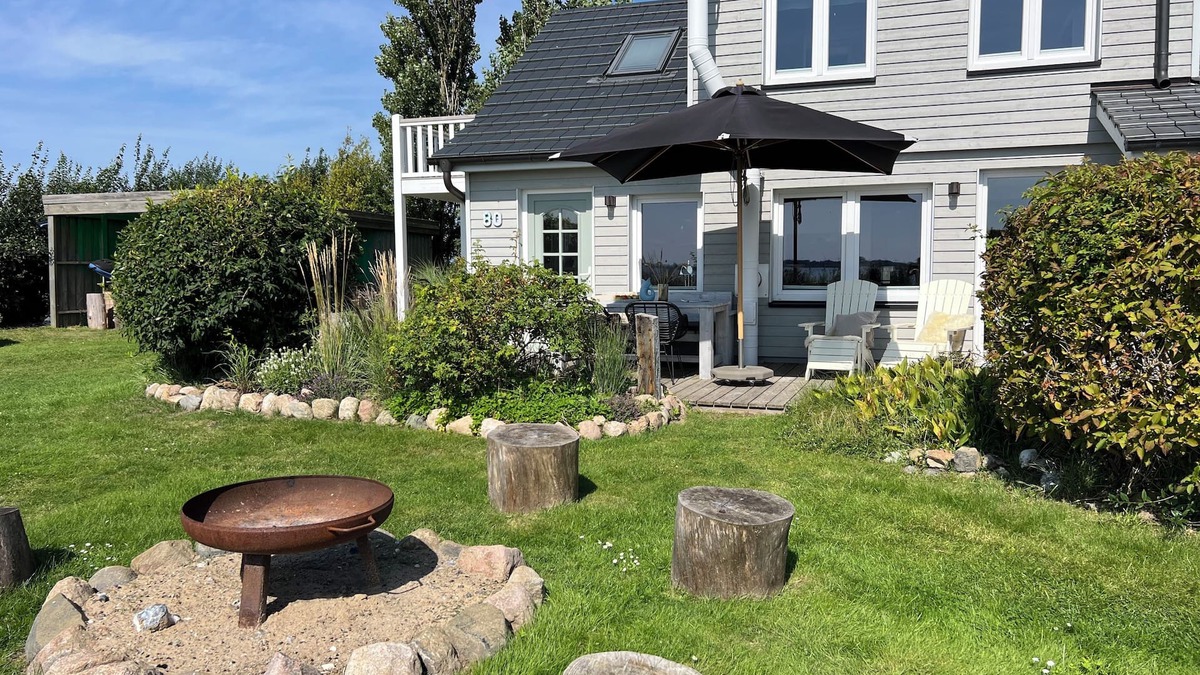Fehmarn House | Lovingly furnished beach house, directly on the beach with fireplace and large garden