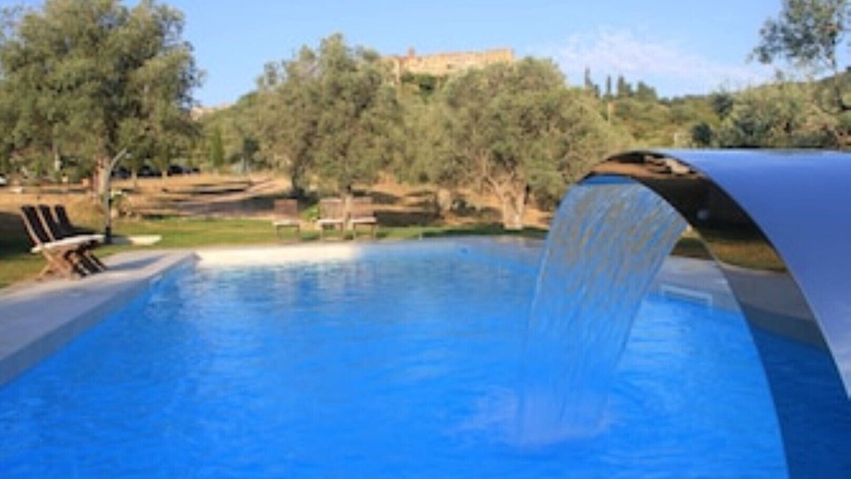 Caldana House | Lovingly renovated country house in the olive grove with large panoramic pool, air conditioning