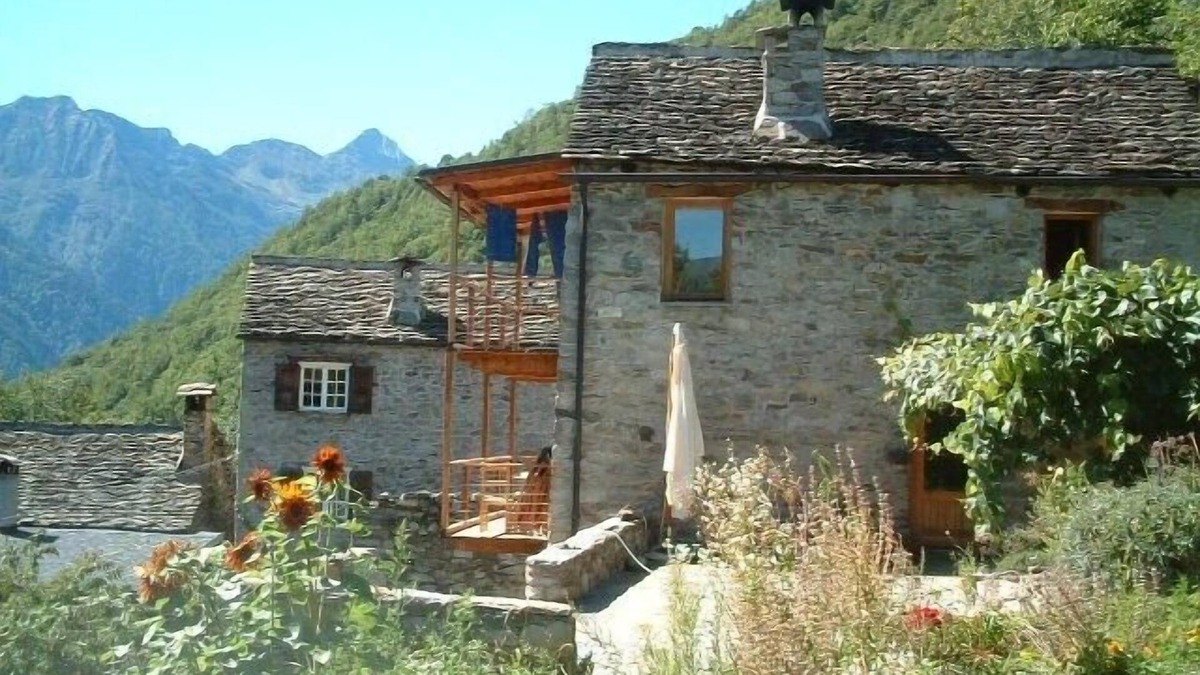 Valleggia House | Lovingly restored traditional house at the fringe of an ancient village