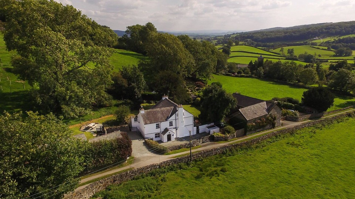 Crosthwaite Cottage | LOW CARTMELL FOLD, pet friendly, character holiday cottage in Kendal