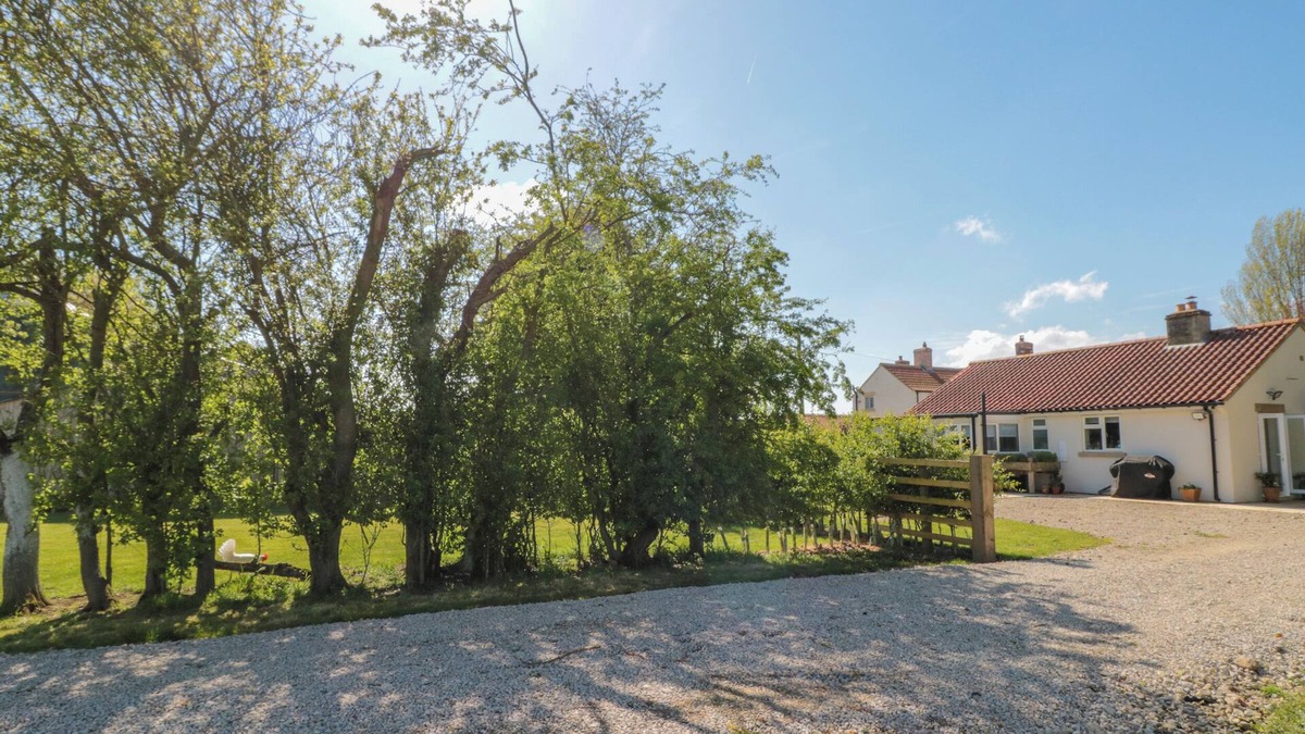 Scawton House | LOW GROUNDS COTTAGE, pet friendly, with open fire in Helmsley
