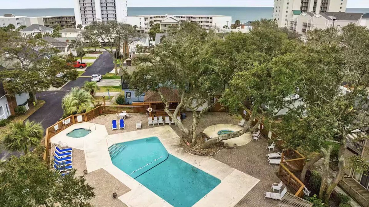 Windy Hill House | LOW Key by the Beach: 3BR/2BA steps to sand & pool
