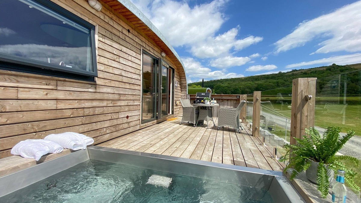 Grange-over-Sands Cottage | LOW LONGLANDS, romantic, with hot tub in Cartmel